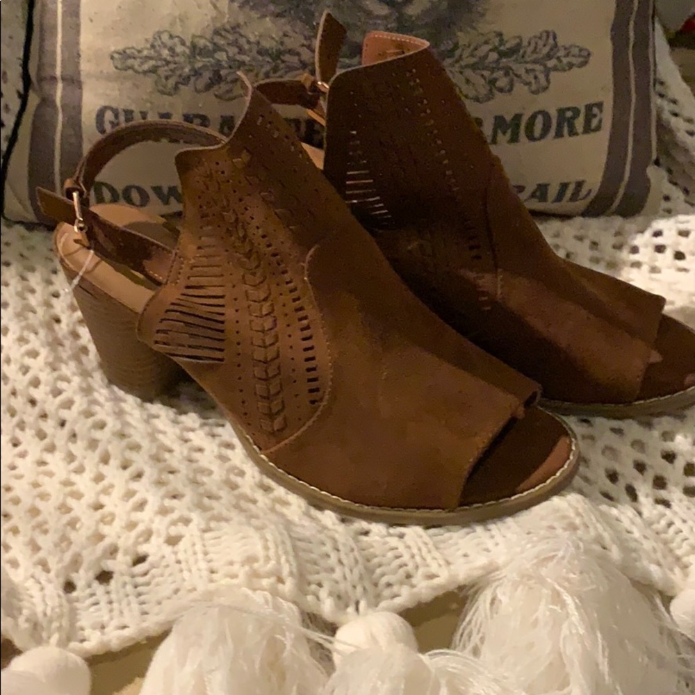 New brown Universal thread open toe boots